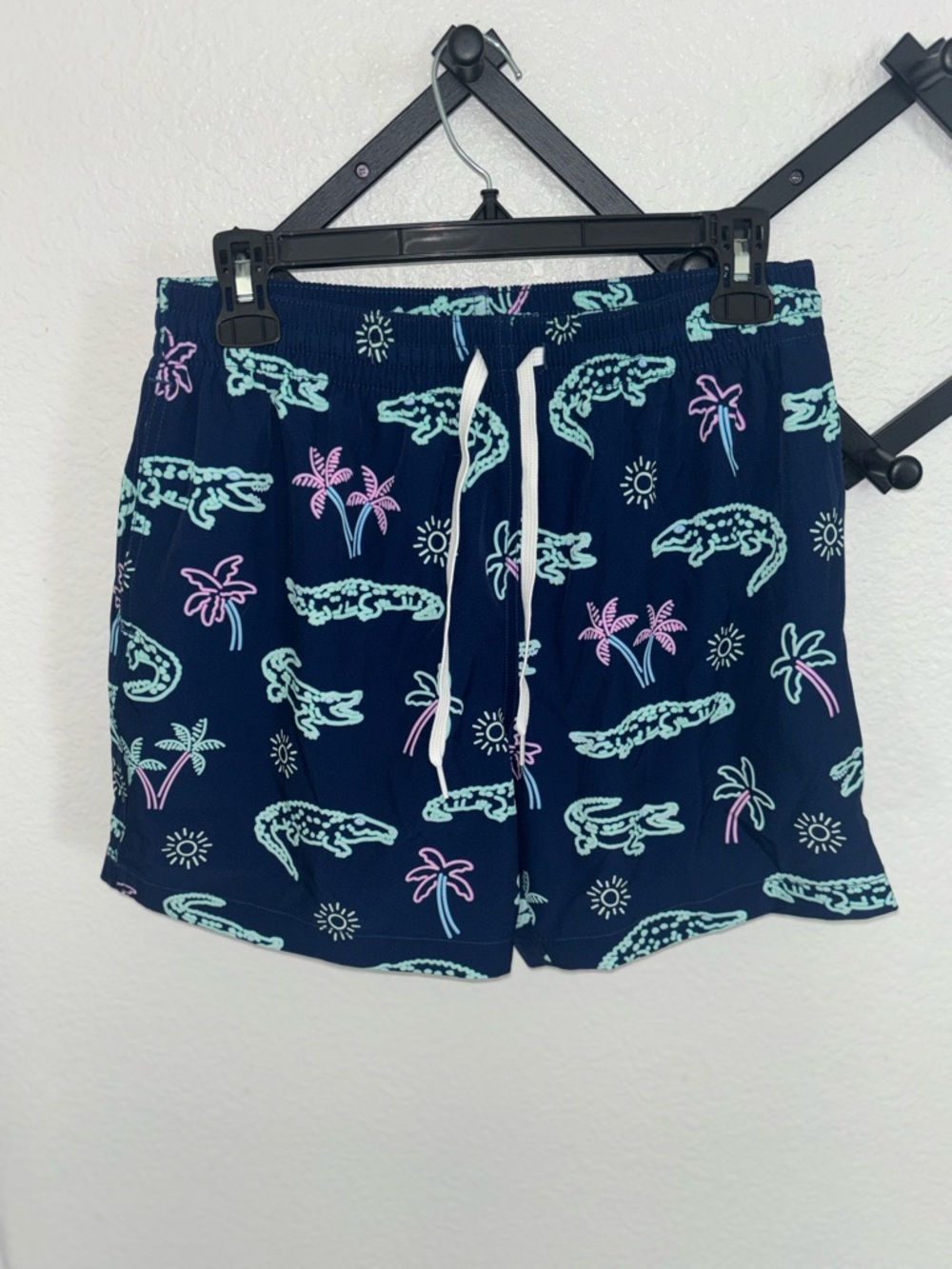 Chubbies Neon Glades Swim Trunks Navy Alligator Palms 5.5 Inseam M - Picture 4 of 6